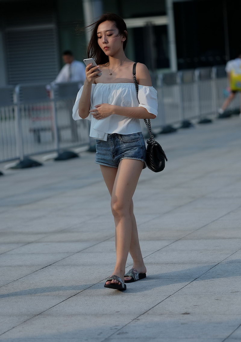 玩手机的牛仔短裤美女街拍(3)