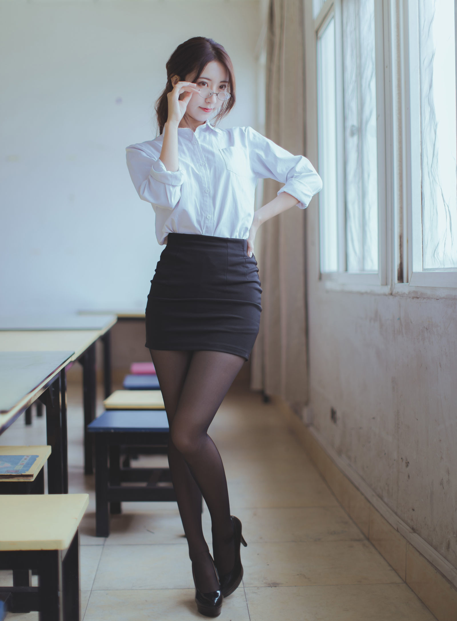 网红美女黑川性感黑丝短裙在教室里cos气质眼镜女老师写真图集(2)